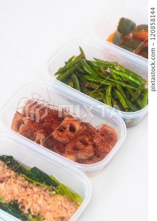 4種預先準備好的蔬菜配菜 120858144