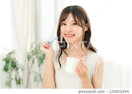 年輕的亞洲女性在家刷牙（美容牙科、美白、牙齒護理） 120858264