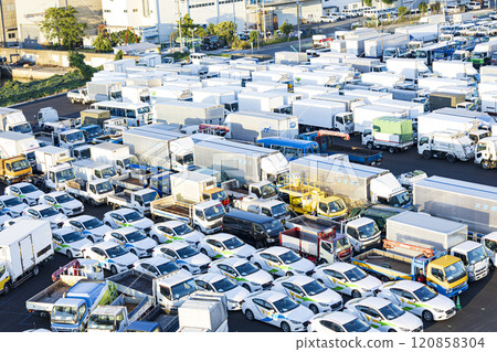 很多車在排隊 120858304