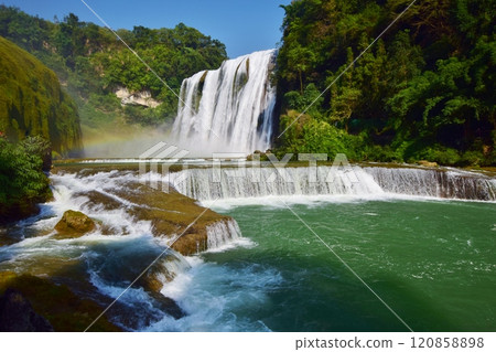 壯麗的黃色果樹瀑布 120858898