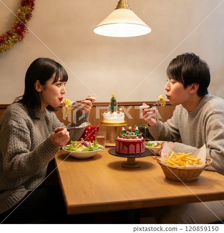 男人和女人參加聖誕晚會 120859150