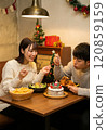 A Christmas party full of smiles for boyfriend and girlfriend 120859159