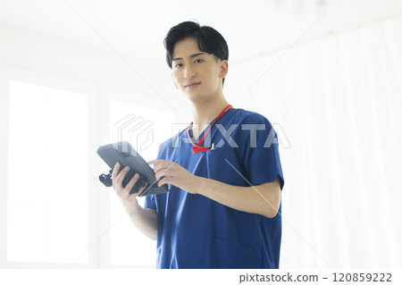醫生穿著磨砂膏 120859222