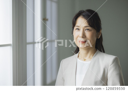 中層女商人的思考 中層女商人的思考 120859330