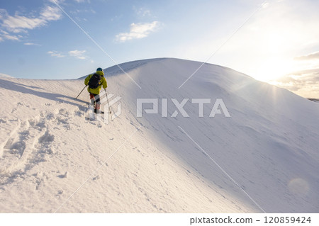 雪鞋徒步旅行的形象 鳥取沙丘的雪景 120859424