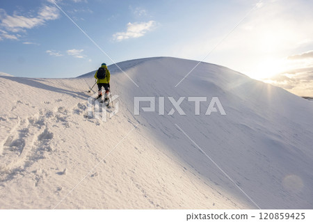 雪鞋徒步旅行的形象 鳥取沙丘的雪景 雪鞋徒步旅行的形象 鳥取沙丘的雪景 120859425
