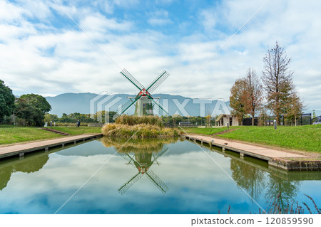 岐阜縣海津市秋季水上世界水鄉公園中心,擁有美麗的秋葉和荷蘭風車 岐阜縣海津市秋季水上世界水鄉公園中心,擁有美麗的秋葉和荷蘭風車 120859590