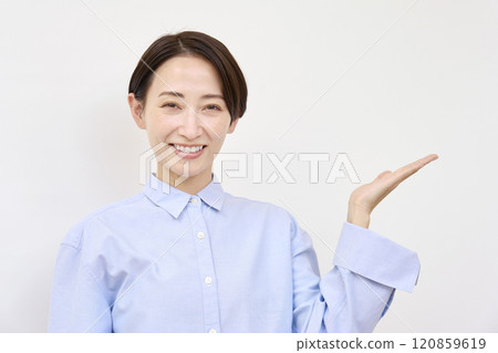 女人用手掌指向右邊，白色背景 120859619