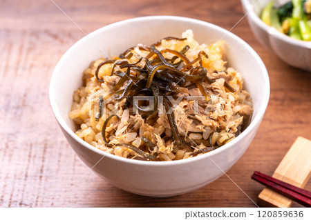 鮪魚和鹽昆布煮的米飯 鮪魚和鹽昆布煮的米飯 120859636