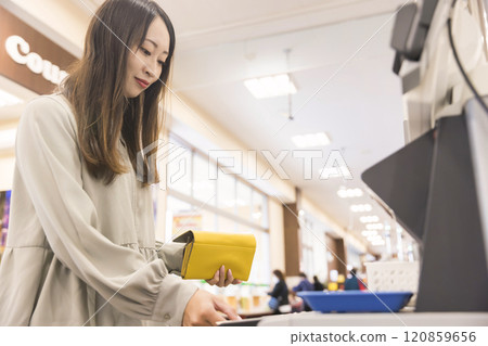 年輕女性在自助結帳、半自助結帳時付款 120859656