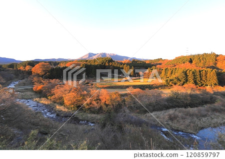 從那須高原大橋/栃木縣那須町眺望秋天的那須高原和那須山脈 120859797