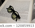 書和眼鏡 120859913