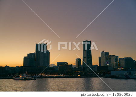 The twilight sky and Minato Mirai The twilight sky and Minato Mirai 120860023