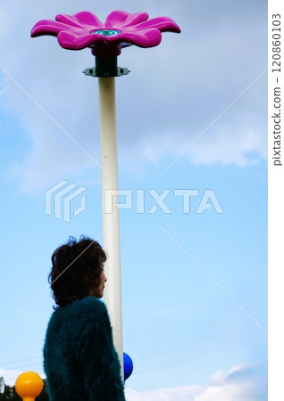 兵庫縣小野市向日葵之丘公園的波斯菊與女人 兵庫縣小野市向日葵之丘公園的波斯菊與女人 120860103