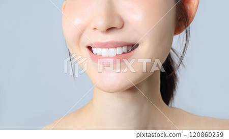 一個擁有美麗牙齒的女人的形象 120860259
