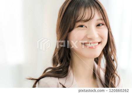 一位年輕的亞洲女性,牙齒潔白,穿著西裝(牙齒/模型) 一位年輕的亞洲女性,牙齒潔白,穿著西裝(牙齒/模型) 120860262
