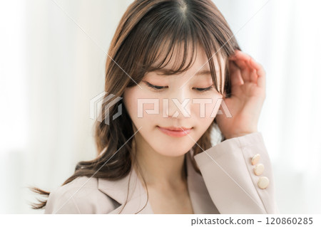 一位年輕的亞洲女性（女商人）穿著西裝，梳著頭髮 120860285