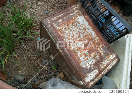 生鏽的罐頭留在花園裡 生鏽的罐頭留在花園裡 120860334