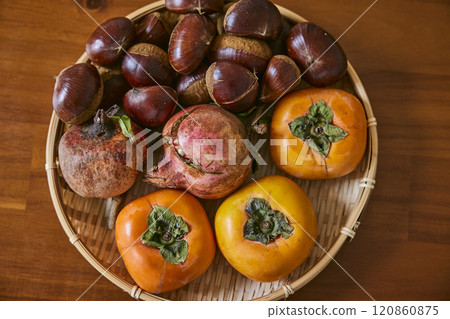 濾鍋中的秋季配料 120860875