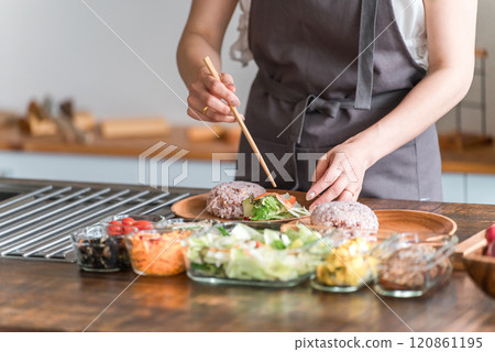 A housewife serving a one-plate lunch in the kitchen 120861195