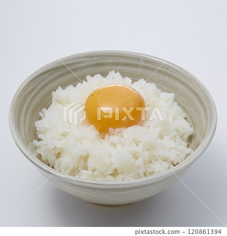 雞蛋飯－一種日本家常菜，將生雞蛋放在米飯上，然後與您最喜歡的調味料混合。 120861394