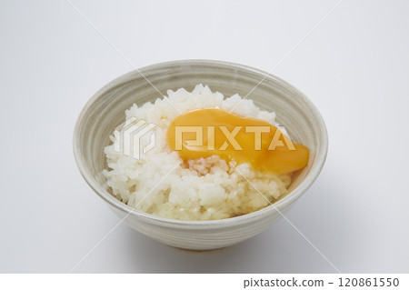 雞蛋飯－一種日本家常菜，將生雞蛋放在米飯上，然後與您最喜歡的調味料混合。 120861550