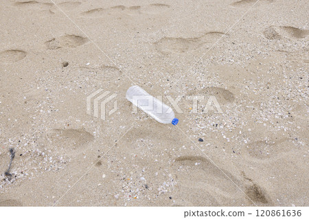 Plastic waste washed up on a sandy beach 120861636