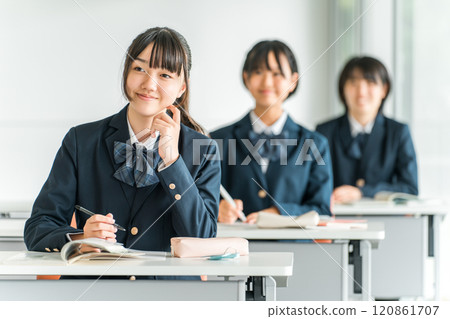 Elementary school students, junior high school students, high school students, and high school girls (friends) in uniforms listening to a lecture with a smile in a school classroom 120861707