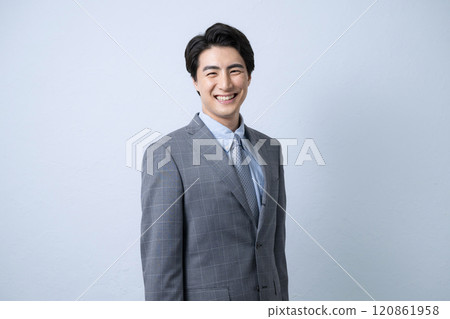 一個穿著西裝的英俊男人的上半身 120861958