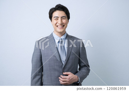 一個穿著西裝的英俊男人的上半身 120861959