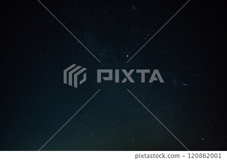 星空-冬季的獵戶座,夜空中有無數閃爍的星星 星空-冬季的獵戶座,夜空中有無數閃爍的星星 120862001