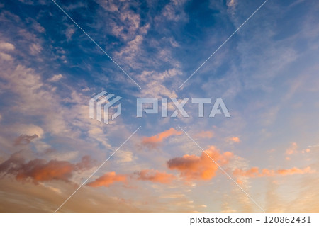 日出的天空，雲彩被早晨的陽光染紅 120862431