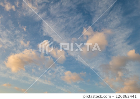 日出的天空，雲彩被早晨的陽光染紅 120862441