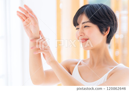 Young woman doing skin care at home 120862646