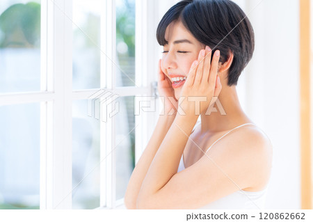 在家做皮膚護理的年輕女人 120862662