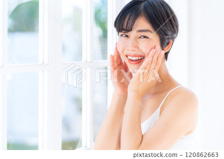 在家做皮膚護理的年輕女人 120862663