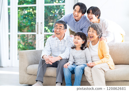 三代家庭在客廳放鬆 120862681