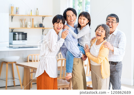 三代家庭在客廳放鬆 120862689