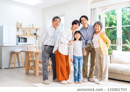 三代家庭在客廳放鬆 120862703