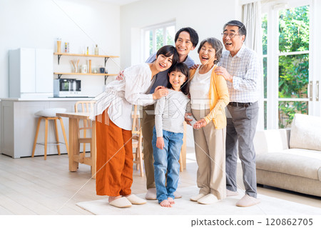 三代家庭在客廳放鬆 120862705