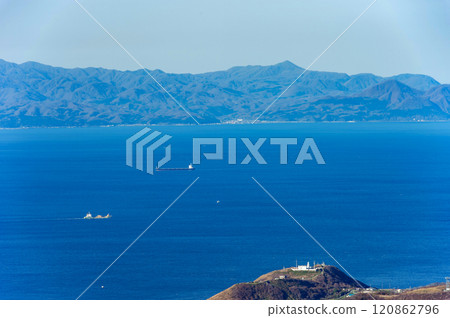 【青森：俯瞰津輕海峽的全景】從龍日崎到對岸的北海道約20公里。津輕海峽有許多船隻。 120862796