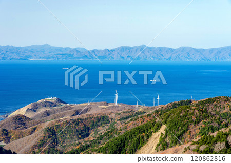 [Aomori: Panorama overlooking the Tsugaru Strait] It is about 20km from Tappizaki to Hokkaido on the opposite shore. Many ships are in the Tsugaru Strait. 120862816
