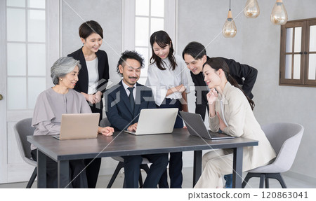 Multiple male and female business people working as a team looking at a computer Image of a meeting or meeting Multiple male and female business people working as a team looking at a computer Image of a meeting or meeting 120863041