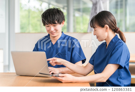 Young men and women including nurses, physiotherapists, caregivers, doctors and interns holding meetings, conferences and handovers 120863381