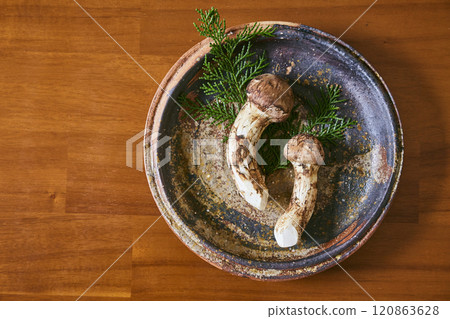 Matsutake mushrooms served in pottery 120863628