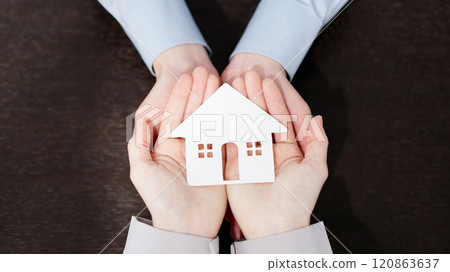 情侶的手環繞著房子 120863637