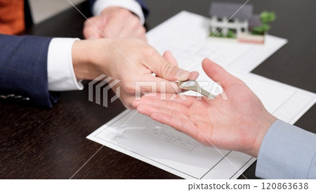 移交房子鑰匙的商人的手 120863638