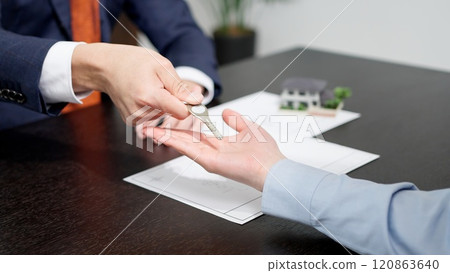 移交房子鑰匙的商人的手 120863640