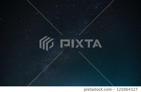 星空－冬季的獵戶座，夜空中有無數閃爍的星星 120864327