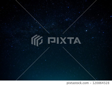 星空－冬季的獵戶座，夜空中有無數閃爍的星星 120864328